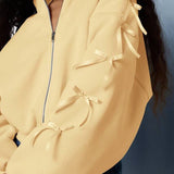 Sudadera con capucha y cremallera con lazo lateral bordado