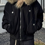 Chaqueta acolchada corta negra con cuello de piel
