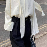 Blusa holgada con lunares y cintas, ideal para el día a día.
