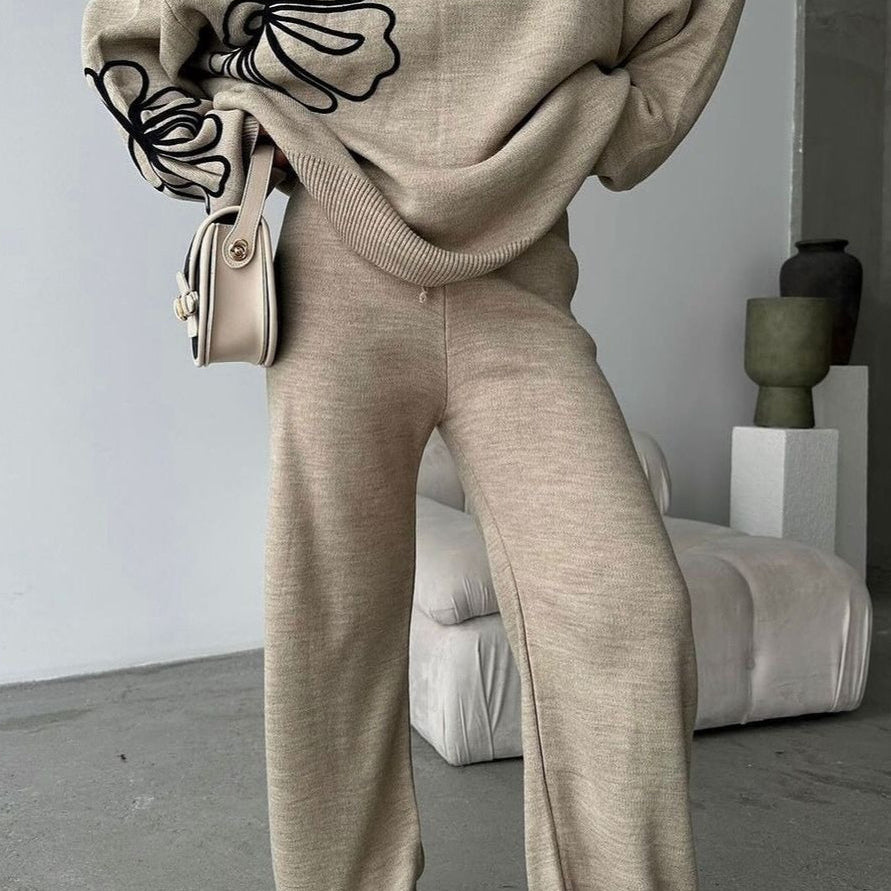 Conjunto casual de dos piezas: jersey de punto con cuello redondo y pantalón.