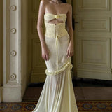 Elegante vestido largo con estampado floral liso, varillas y frunces.
