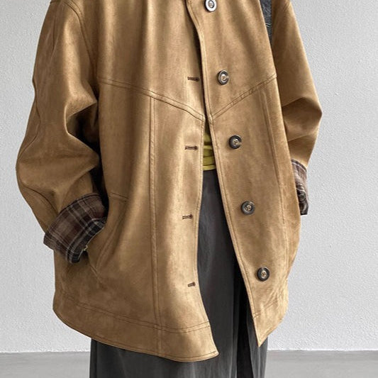 Chaqueta de ante a cuadros marrones con cuello alto