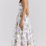 Elegante vestido largo con delicadas flores y camisolas de cuento de hadas.