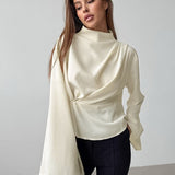 Blusa de gasa color albaricoque con mangas acampanadas y cuello alto