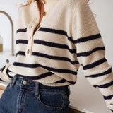 Blusa de punto a rayas con botones en la parte delantera.