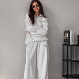 Conjunto de dos piezas: sudadera con capucha estampada con media cremallera y pantalones rectos y anchos.