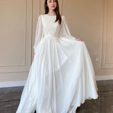 Vestido largo transparente con mangas de linterna y perlas.