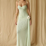 Vestido largo de tirantes finos en encaje y malla, adornado con flores 3D y ajustado a la cintura.