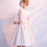 Elegante mini vestido de noche con lazo