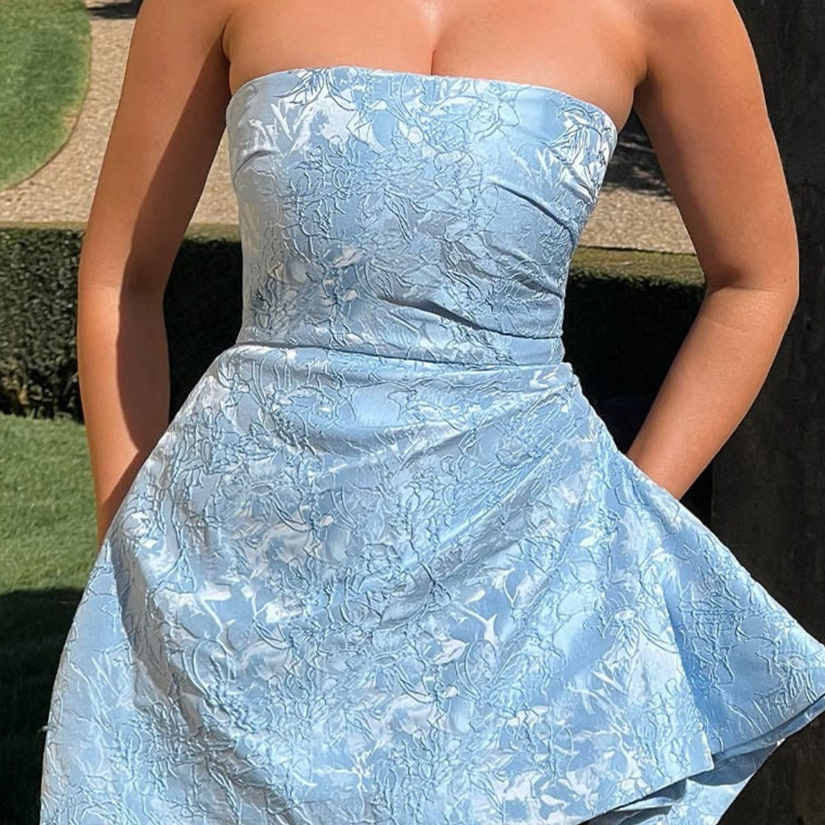 Vestido de noche mini sin tirantes de jacquard