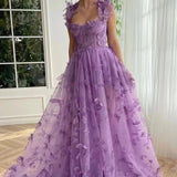 Vestido de noche con abertura en tul transparente con tirantes finos y abertura alta.