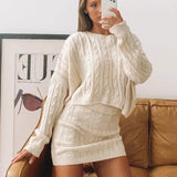 Falda corta con jersey holgado - Cómoda y a la moda