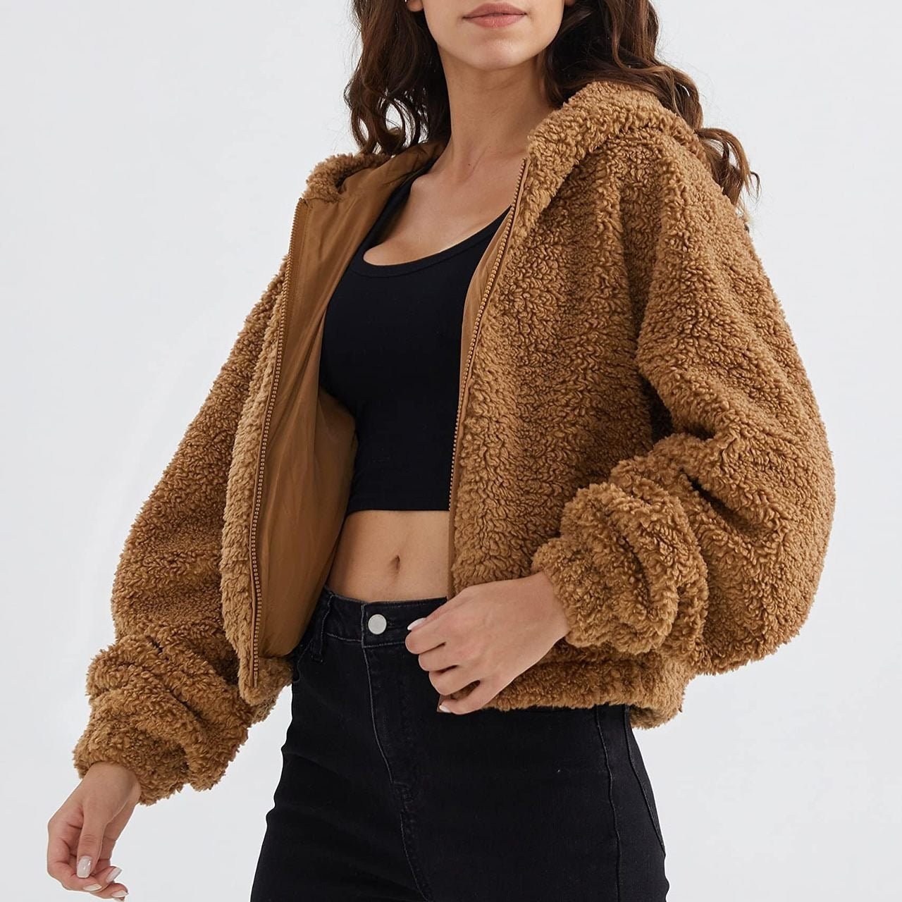 Chaqueta corta con cremallera y capucha mullida