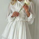 Elegante minivestido de manga larga y escote alto con volantes.