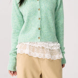 Chaleco verde con mangas remangadas
