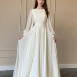 Vestido largo transparente con mangas de linterna y perlas.