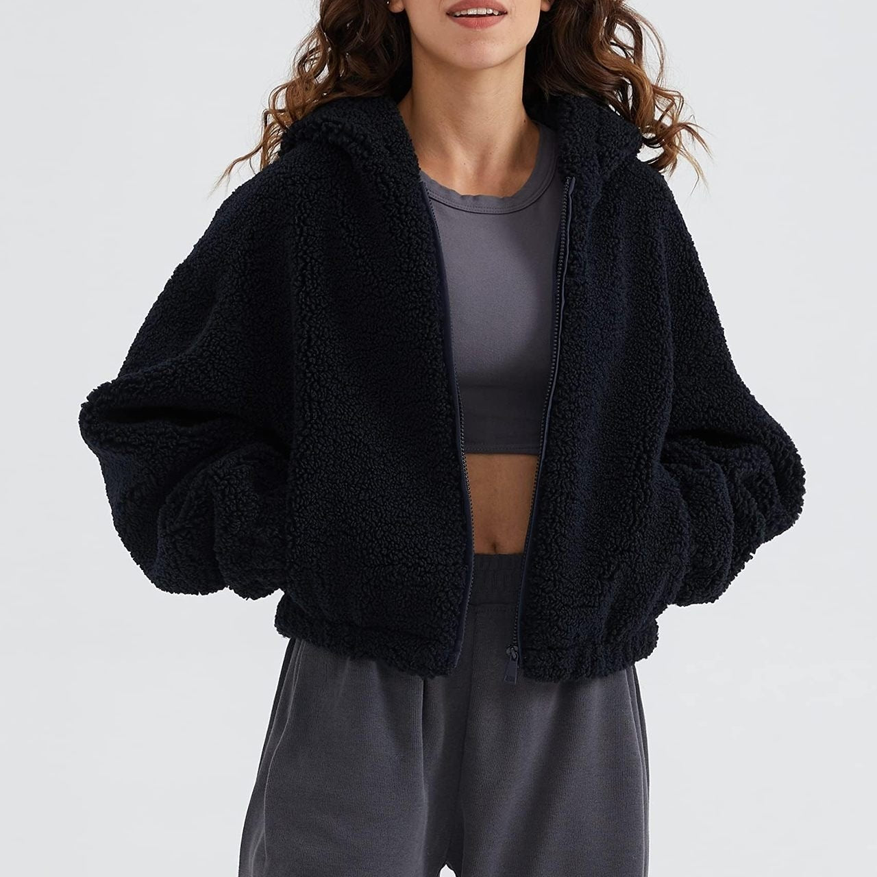Chaqueta corta con cremallera y capucha mullida