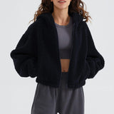 Chaqueta corta con cremallera y capucha mullida