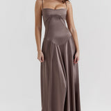 Elegante vestido de noche largo con tirantes finos y espalda escotada.