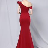 Vestido de noche largo estilo sirena con hombros descubiertos