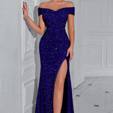 Vestido de noche con lentejuelas, hombros descubiertos y abertura.