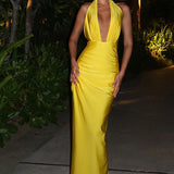 Vestido de noche largo con espalda abierta, escote en pico y halter, y abertura.