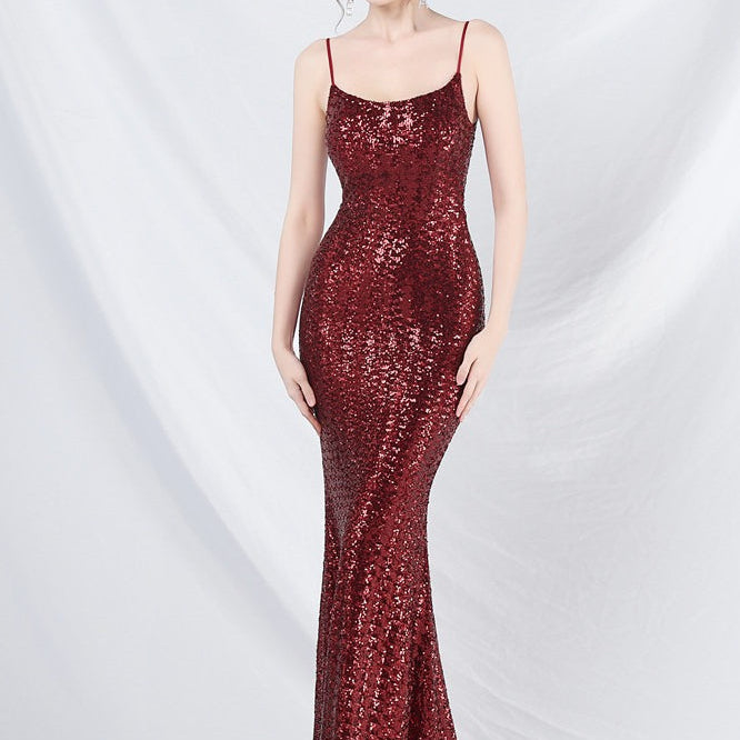 Elegante vestido largo con lentejuelas y tirantes finos.