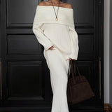 Elegante y minimalista vestido largo con hombros descubiertos en tejido de punto liso.