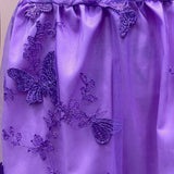 Vestido de noche con abertura en tul transparente con tirantes finos y abertura alta.