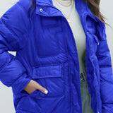 Chaqueta acolchada de colores brillantes con cuello alto.