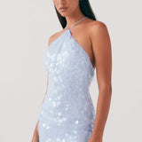 Vestido de noche sin espalda con lentejuelas y encaje.