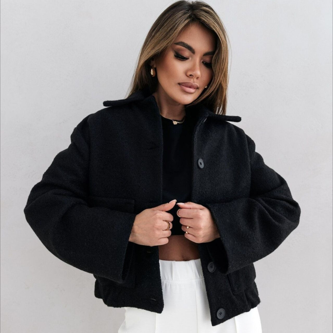 Abrigo de lana liso de moda con bolsillos elásticos y botones a presión.