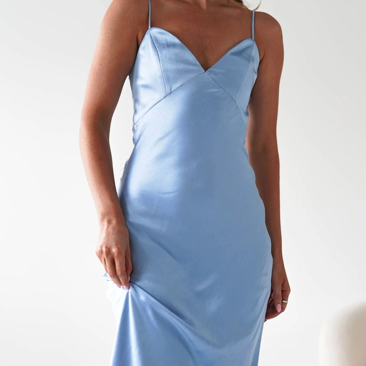 Vestido de noche de satén con espalda abierta y detalle de lazo.