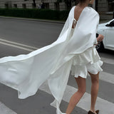 Vestido corto con volantes en satén liso y top de tirantes con chal