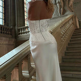 Vestido vintage de encaje largo, entallado, sin tirantes y con ballenas.