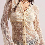 Blusa de encaje transparente con corte ajustado.