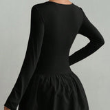 Elegante minivestido ajustado y elástico con mangas largas y volantes.