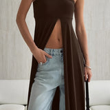 Blusa fluida, entallada y versátil con abertura en la espalda.
