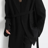 Blazer con hombreras y cinturón