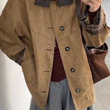 Chaqueta de ante a cuadros marrones con cuello alto