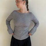 Blusa básica de rayas con cuello redondo y espalda abierta, entallada en tejido de punto.