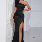 Elegante vestido de noche negro ajustado.