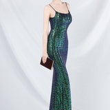 Elegante vestido largo con lentejuelas y tirantes finos.