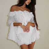 Elegante conjunto de falda con volantes, mangas largas y hombros descubiertos