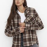 Blusa de cuadros con cuello y bolsillos, manga larga.
