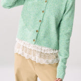 Chaleco verde con mangas remangadas