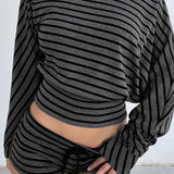 Blusa holgada con rayas estampadas y hombros asimétricos.