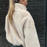Chaqueta corta de piel sintética con cuello alto