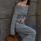 Elegante y minimalista vestido largo con hombros descubiertos en tejido de punto liso.