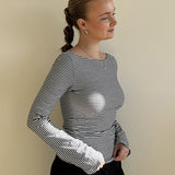 Blusa básica de rayas con cuello redondo y espalda abierta, entallada en tejido de punto.